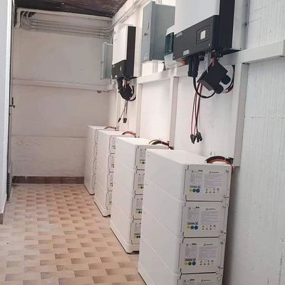 Système solaire à domicile au lithium-ion Lifepo4 modulable et empilable 51.2v 6000 fois batterie de stockage d'énergie 208Ah