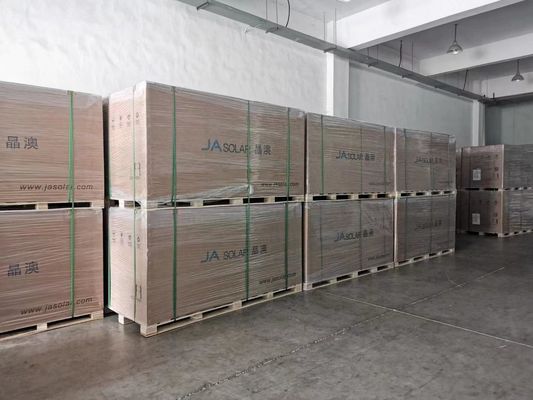 Panneau solaire haute puissance 620W Ja avec boîte de jonction IP68 et verre en fer à basse température de 2,0 mm