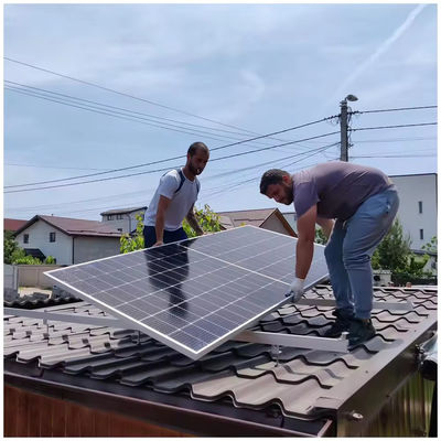 700W 720W Jinko Bifacial N-Type Tier 1 Panneaux solaires à double vitrage Topcon demi-cellule 705W 710W 715W